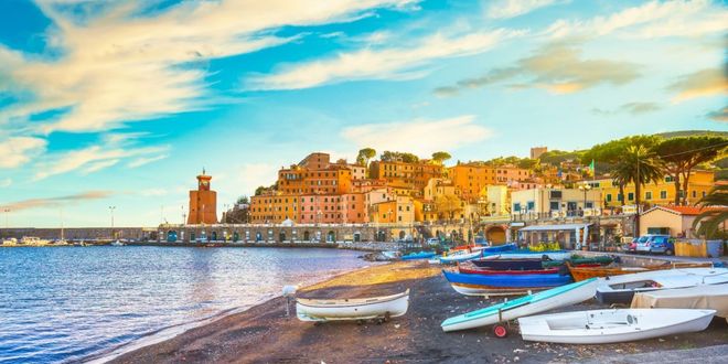 Baia e paese di Rio Marina all'isola d'Elba, Italia