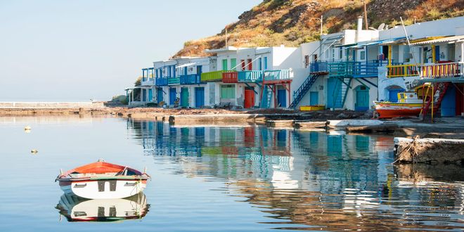 Πολύχρωμα «σύρματα» μπροστά στη θάλασσα στο Κλήμα στη Μήλο