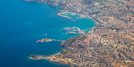 Αεροφωτογραφία της πόλης Κουσάντασι στην Τουρκία, με μεγάλα πλοία στο λιμάνι της