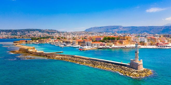 Αεροφωτογραφία της όμορφης πόλης των Χανίων με το παλιό λιμάνι και τον περίφημο φάρο, Κρήτη