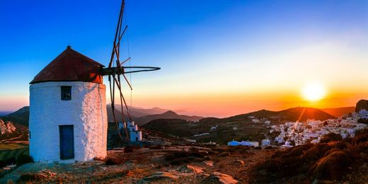 Ανεμόμυλος στην Αμοργό με θέα το ηλιοβασίλεμα