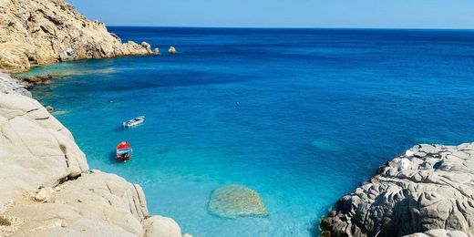 Βαρκούλα στην παραλία Σεϋχέλλες στην Ικαρία