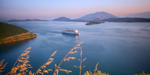 Πλοίο που ταξιδεύει από Ελλάδα για Ιταλία το ηλιοβασίλεμα