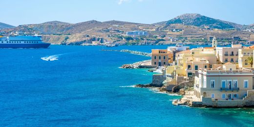 Πλοίο εισέρχεται στο λιμάνι της Σύρου με νεοκλασικά κτίρια