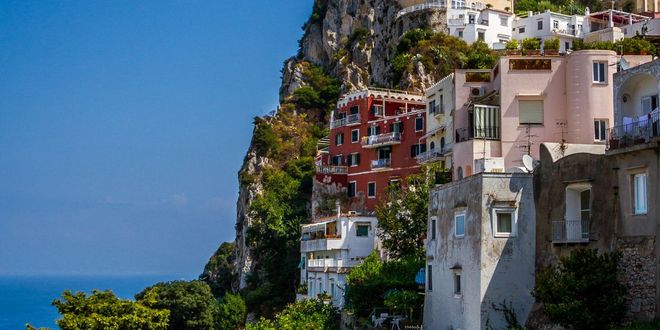 Χρωματιστά σπίτια κοντά στη Marina Grande στο Κάπρι, Ιταλία