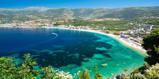 Въздушен изглед на Албанската ривиера с яркосини, тюркоазени води