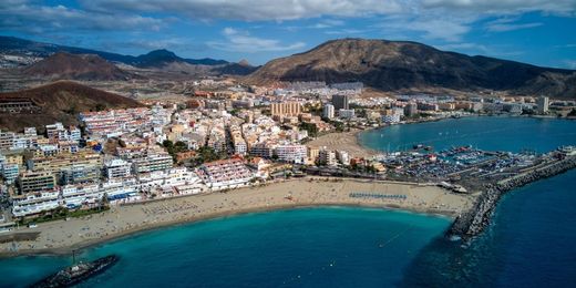 Luftaufnahme des Hafens und der Stadt Los Cristianos auf Teneriffa, Kanaren