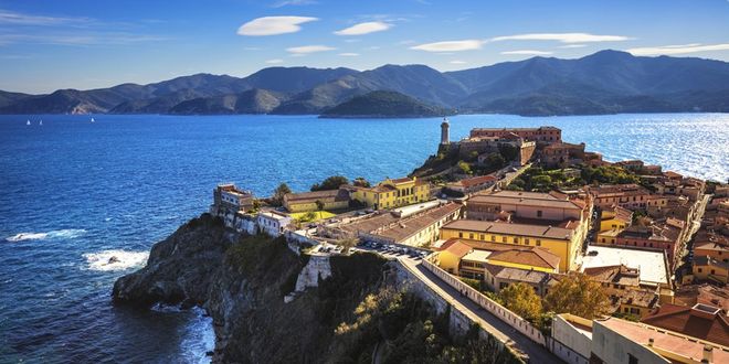 Vista panoramica del borgo storico e del faro di Portoferraio, Isola d’Elba