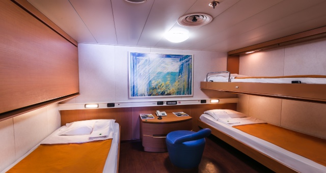 Eine 3-Bett-Kabine auf einer Fähre von Minoan Lines