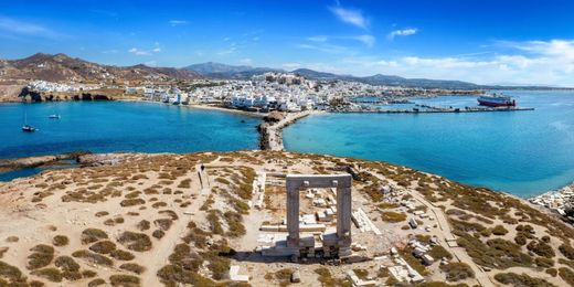 Σπίτια και βαρκούλες στο λιμάνι της Ίου στις Κυκλάδες