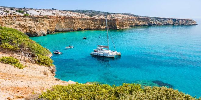 Ιστιοφόρα και καταμαράν κοντά στην παραλία Τσιγκράδο στη Μήλο, Κυκλάδες