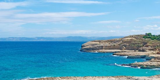 View Die Felsküste bei Porto Torres auf Sardinein, Italien