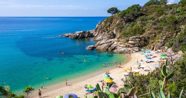 Vista panoramica di una spiaggia sull'isola d'Elba
