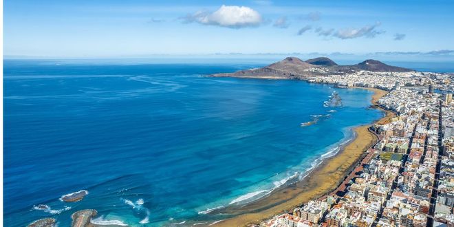 Beach stretching along the city of Las Palmas de Gran Canaria, surrounded by buildings
